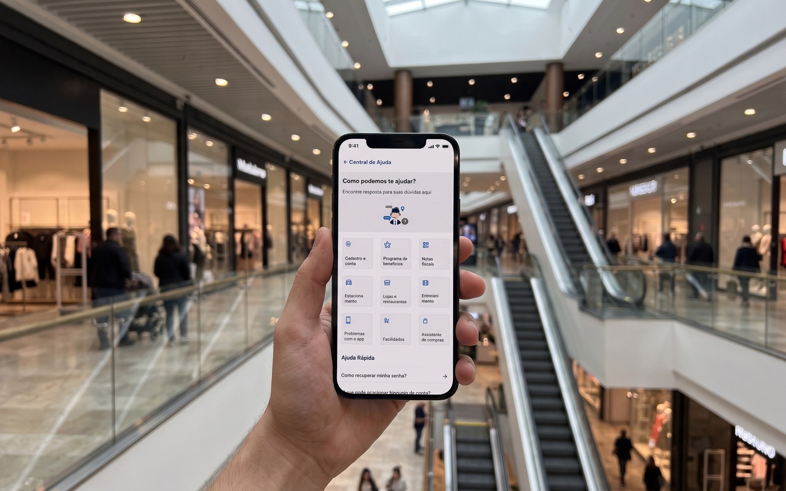 Cliente usando a Central de Ajuda do app da Allos dentro do shopping