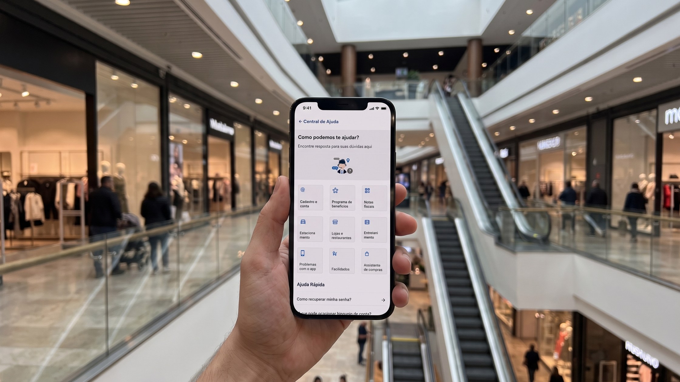 Cliente usando a Central de Ajuda do app da Allos dentro do shopping